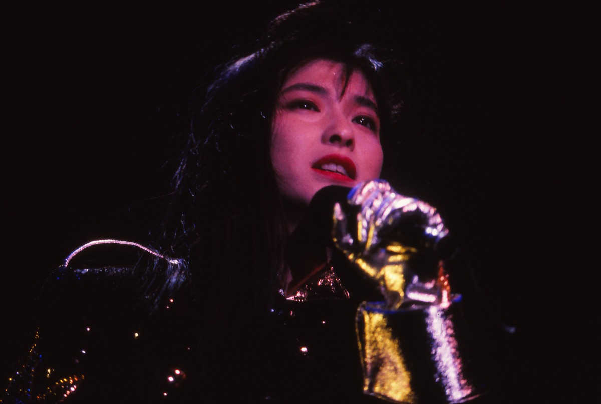 1990年の森高千里。