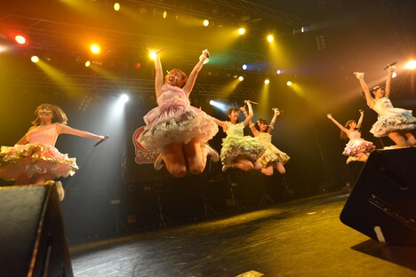 愛乙女★DOLLによるライブの様子。