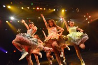 愛乙女★DOLLによるライブの様子。