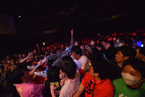 フロアにダイブするあの（ゆるめるモ！）。