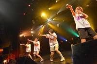 lyrical schoolによるライブの様子。