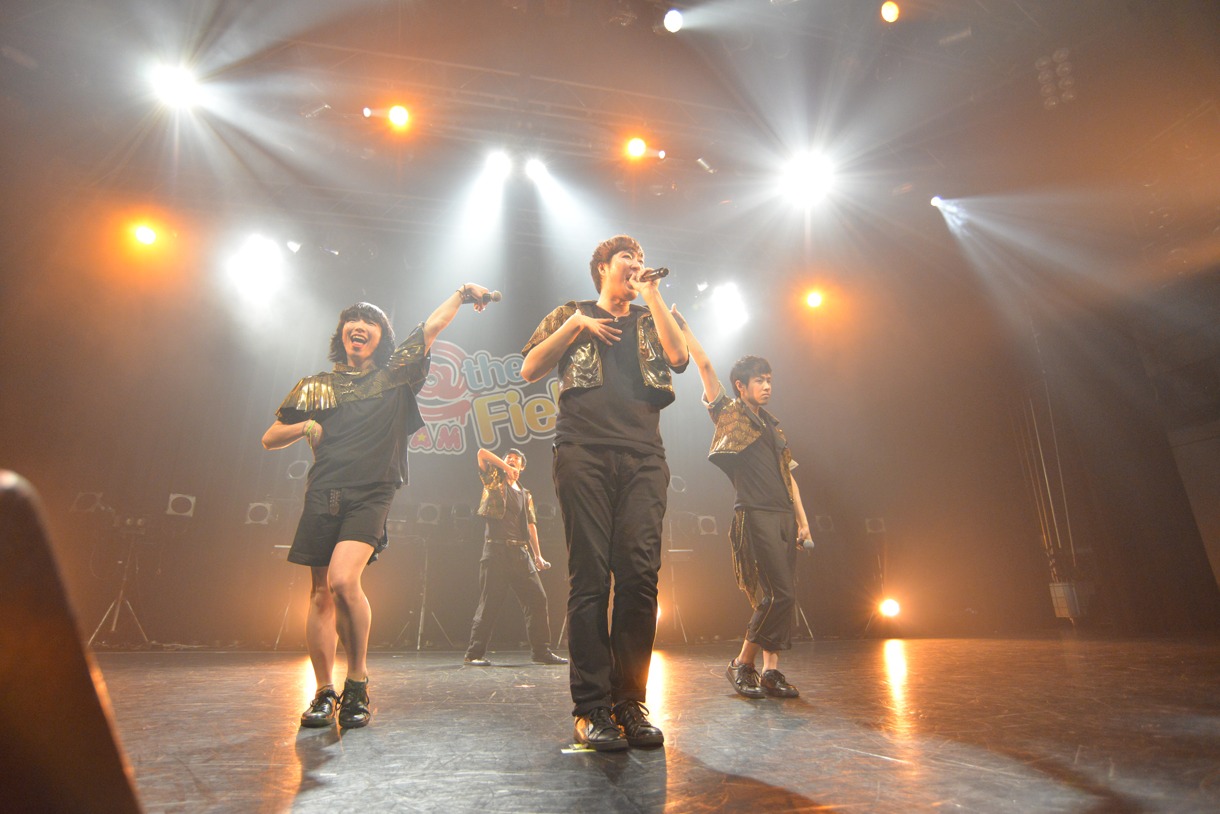 二丁ハロによるライブの様子。