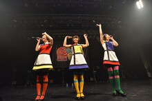 オーディエンスに挨拶するcallme。