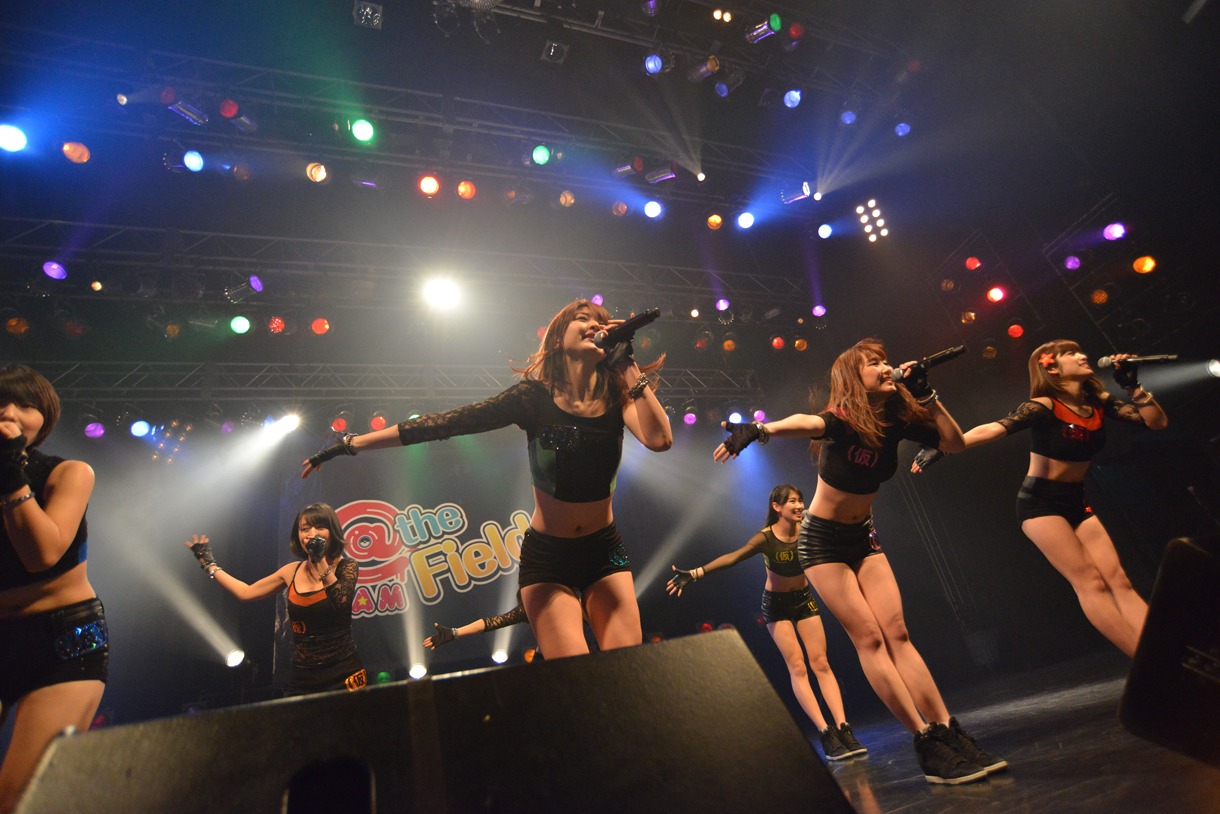 アップアップガールズ（仮）によるライブの様子。
