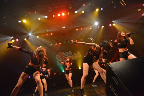 アップアップガールズ（仮）によるライブの様子。