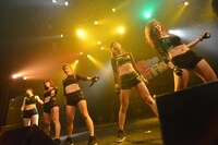 アップアップガールズ（仮）によるライブの様子。