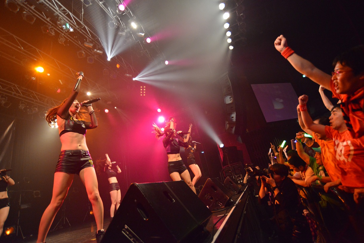 アップアップガールズ（仮）によるライブの様子。