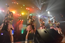 ベイビーレイズJAPANによるライブの様子。