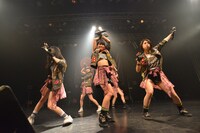 ベイビーレイズJAPANによるライブの様子。