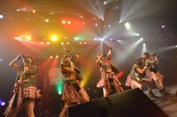 ベイビーレイズJAPANによるライブの様子。