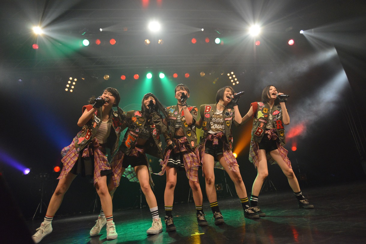ベイビーレイズJAPANによるライブの様子。