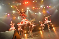 PASSPO☆によるライブの様子。