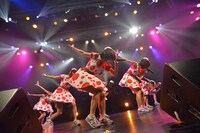 PASSPO☆によるライブの様子。