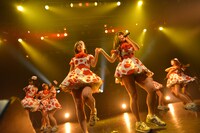 PASSPO☆によるライブの様子。