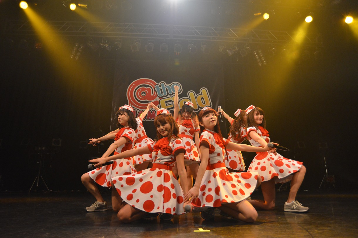 PASSPO☆によるライブの様子。