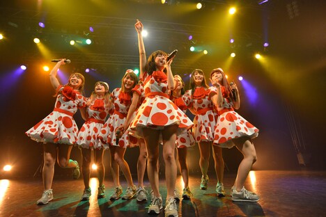 PASSPO☆によるライブの様子。