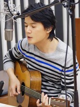 1月にニッポン放送のスタジオで撮影された、福山雅治の弾き語りの様子。