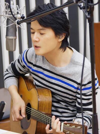 1月にニッポン放送のスタジオで撮影された、福山雅治の弾き語りの様子。