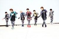 神奈川・ラゾーナ川崎プラザ ルーファ広場 グランドステージで行われた超特急のフリーライブの様子。