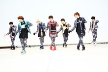 神奈川・ラゾーナ川崎プラザ ルーファ広場 グランドステージで行われた超特急のフリーライブの様子。