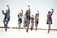 「Believe×Believe」を披露する超特急。