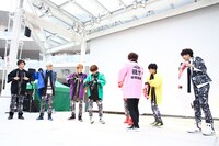 「祝!! 初写真集」と書かれたハッピを羽織る超特急。