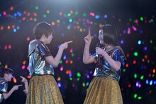 見つめ合う安本彩花（左）と小林歌穂（右）。