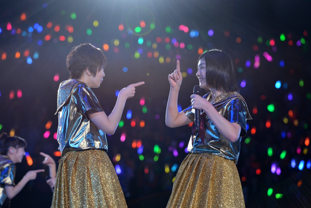 見つめ合う安本彩花（左）と小林歌穂（右）。