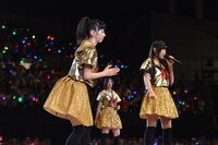 8.6秒バズーカーのリズムネタ「ラッスンゴレライ」を無表情で続ける真山りか。