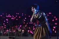 星名美怜の1人8役「仮契約のシンデレラ」を観客として楽しむ安本彩花。