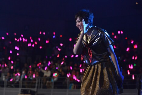 星名美怜の1人8役「仮契約のシンデレラ」を観客として楽しむ安本彩花。