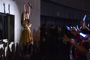 スタンド席通路で踊る松野莉奈。