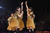 全員に小籠包をおごることになってしまった松野莉奈（手前左）。