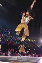 高くジャンプする星名美怜。