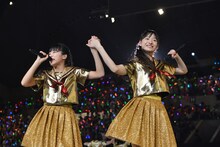 手をつなぐ中山莉子（左）と松野莉奈（右）。