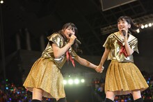 手をつなぐ星名美怜（左）と真山りか（右）。