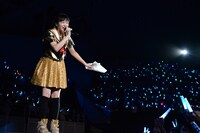 1人3役で「一生 一緒 いいっしょ？」を歌う中山莉子。