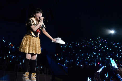 1人3役で「一生 一緒 いいっしょ？」を歌う中山莉子。