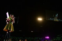 星名美怜ソロ「キミに39」を歌う廣田あいか。