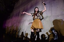 スタンド席通路で踊る柏木ひなた。