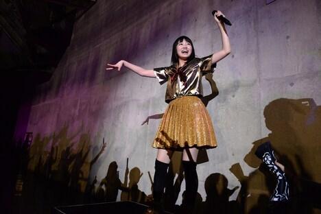 スタンド席通路で踊る柏木ひなた。