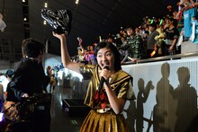 スタンド席通路を駆け回る小林歌穂。