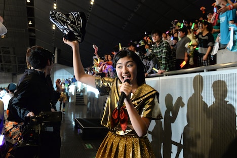 スタンド席通路を駆け回る小林歌穂。