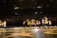 チビッ子たちと一緒に「手をつなごう」を歌うエビ中。