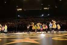 チビッ子たちと一緒に「手をつなごう」を歌うエビ中。