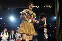 自由なチビッ子に翻弄される安本彩花。