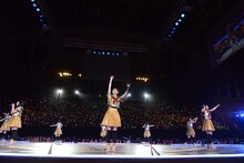 観客と一緒にアカペラで合唱するエビ中。