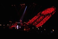 VAMPS「VAMPS LIVE 2015 "BLOODSUCKERS"」2月7日の愛知・日本ガイシホール公演の様子。（撮影：今元秀明、岡田貴之）