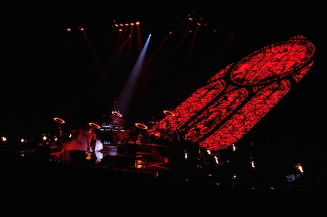 VAMPS「VAMPS LIVE 2015 "BLOODSUCKERS"」2月7日の愛知・日本ガイシホール公演の様子。（撮影：今元秀明、岡田貴之）