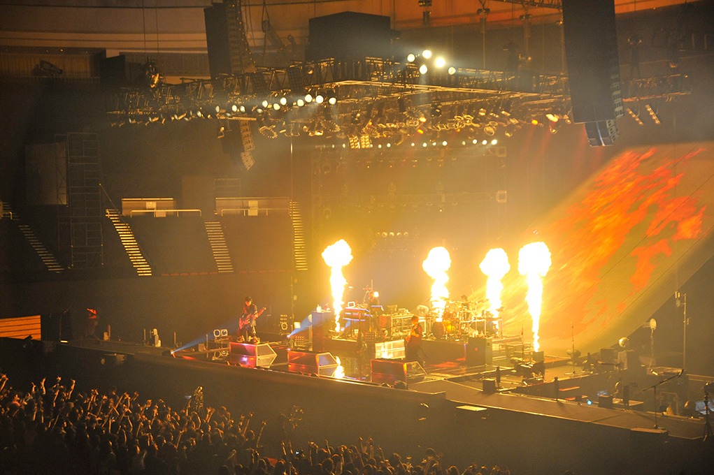 VAMPS「VAMPS LIVE 2015 "BLOODSUCKERS"」2月7日の愛知・日本ガイシホール公演の様子。（撮影：今元秀明、岡田貴之）